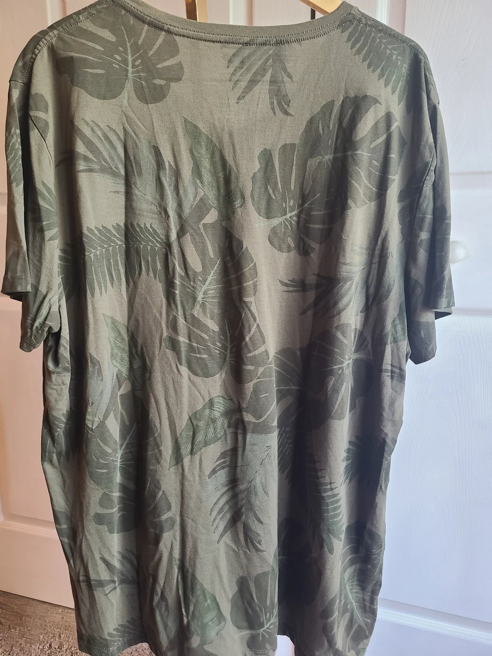 Old Navy Men's Olive Green Leaf-Print V-Neck Tee